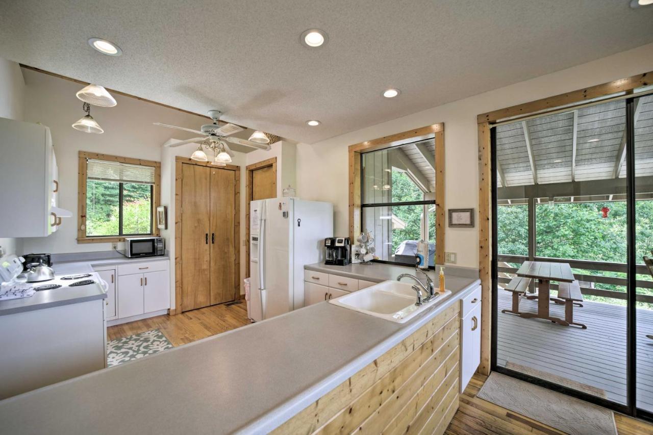 Vibrant Bryson City Home With Mtn Views And Deck! エクステリア 写真