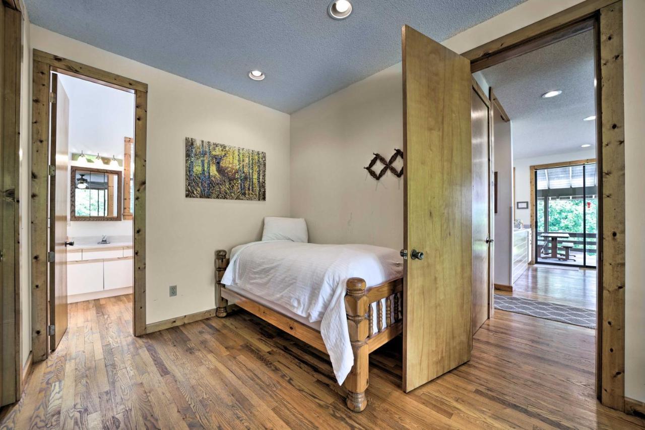 Vibrant Bryson City Home With Mtn Views And Deck! エクステリア 写真