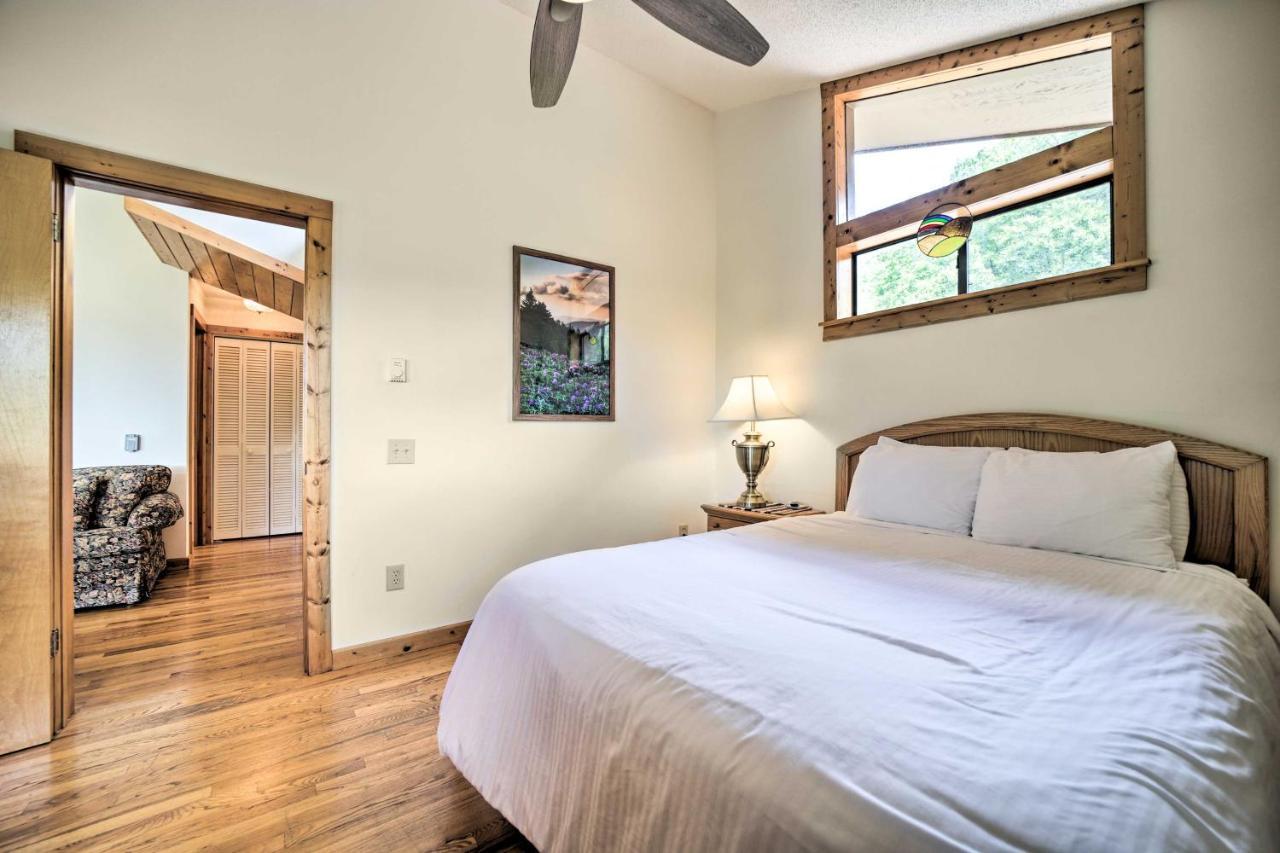 Vibrant Bryson City Home With Mtn Views And Deck! エクステリア 写真